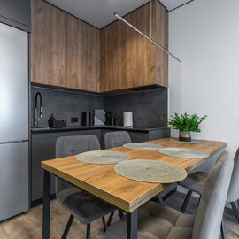 Ako vybrať úzky stôl do kuchyne, ktorý nezaberie miesto, ale splní účel