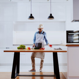 Keď má kuchyňa málo miesta: Prečo je úzky stôl do kuchyne veľká výhra