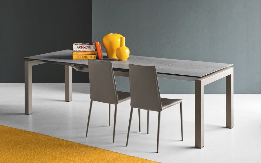 Kuchynský stôl a stoličky v moderne zariadenej jedálni